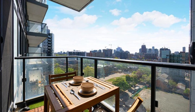 Classy and Luxury 2 bedroom apartment 5 mins to Dundas Square