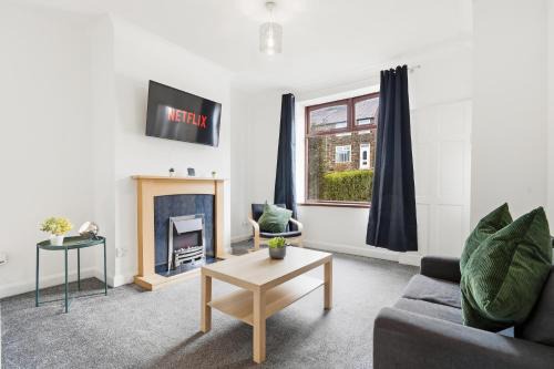 Comfortable 2 bedroom House Private Van Parking Fast WiFi Garden and Patio