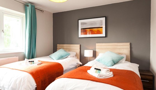 Comfortable Contractor House Gatwick: sleeps 6+