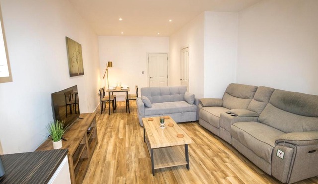 Comfortable Short Stay & Long Stay in Connah's Quay Deeside- Parking & WiFi available