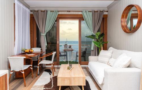 Cozy studio, beach and pool access with sea view