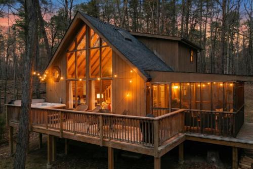 Dog-Friendly A-Frame with Hot Tub and Firepit