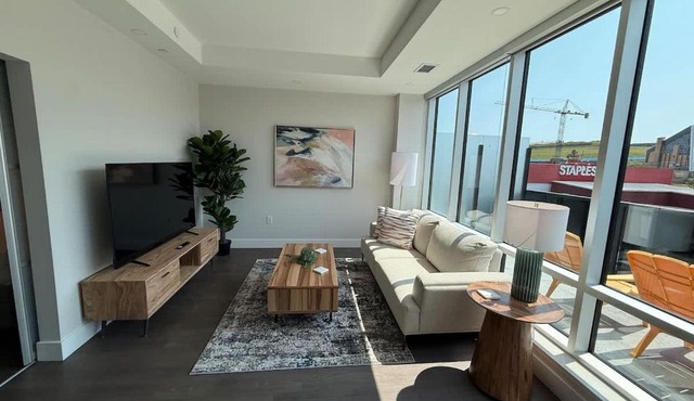 Downtown Bright & Vibrant 1 BR with huge patio