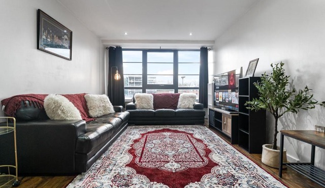 Elegant 2-Bed with Traditional Touches