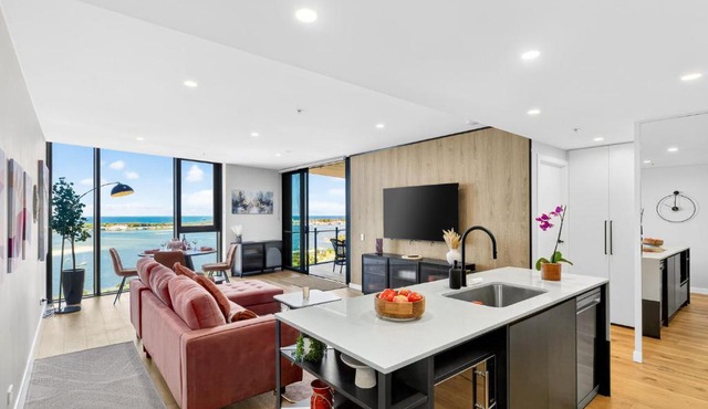 Elevated 2BR Broadwater Ocean Views