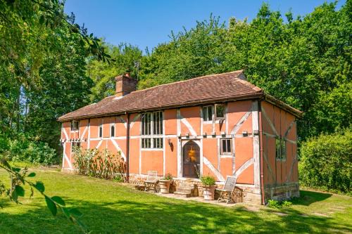 Exquisite Tudor style forest lodge - The Pink House