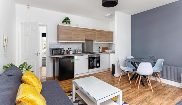FLATZY - Stylish Abode on Doorstep of Sefton Park *10 minutes to Centre*