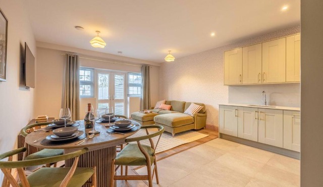 Garden Flat - 2 Bed 2 Bath - Allocated Parking - By Tempstay