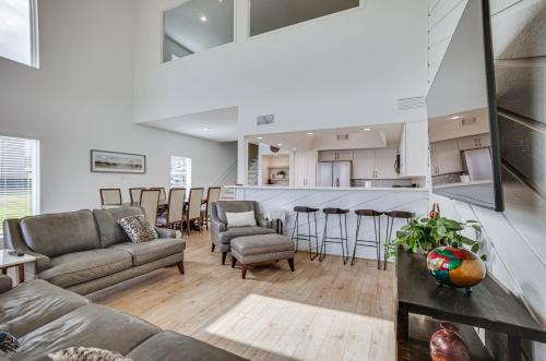 Gorgeous Lakefront Townhome w/Pool Access & Views