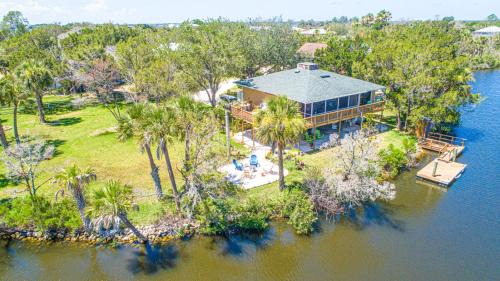 Gulf Breeze Hideaway 4PPL Pvt Dock Firepit 1 Dog Ok
