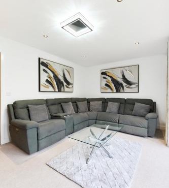 Haven - Spacious Luxury Home perfect for families, couples and contractors! 5mins to Xscape and Junction 32!