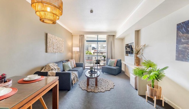 King Suite Dreams - Poolside Living on the Esplanade