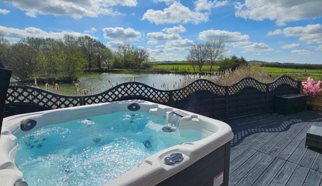 Lakefront Lodge with Hot Tub - Muscovy Lodge