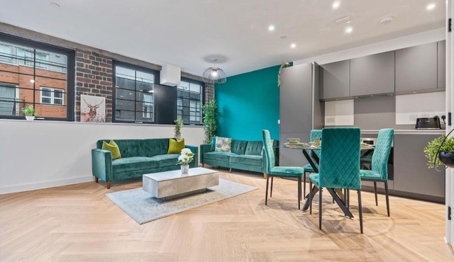 Lockside Haven - Stylish Canal-Side Retreat
