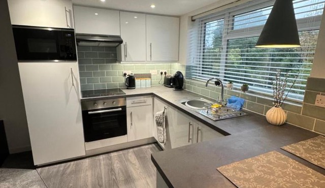 modern 1 bed apartment with car parking