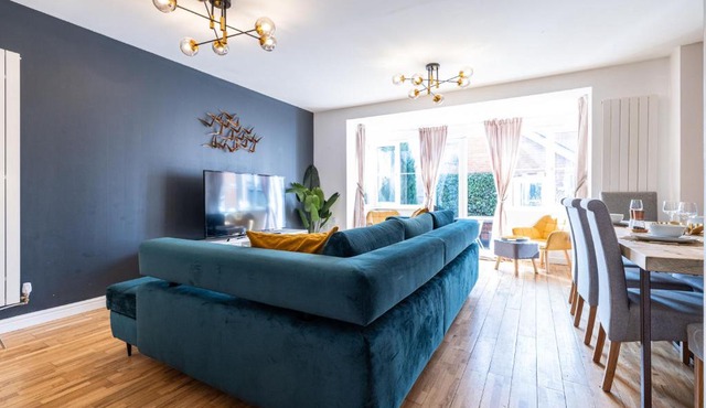 Modern and Spacious Home From Home 1 mile from M1 - with Netflix, Prime Video, PS5, free parking, superfast WiFi, BBQ - Sleeps 11 - By Brightleap Apartments