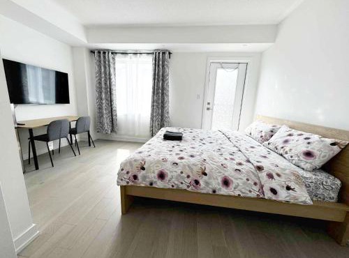 Modern Private Room Private Bathroom with King Bed with TV and Optional Balcony 10 minutes to Rogers Stadium Midtown Downtown Toronto