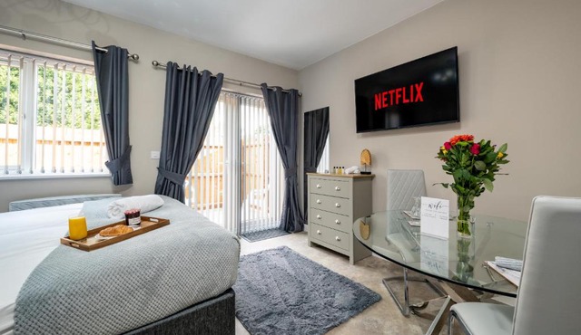 Modern studio apartment - Close to the NEC, Airport, and Solihull Town - Parking