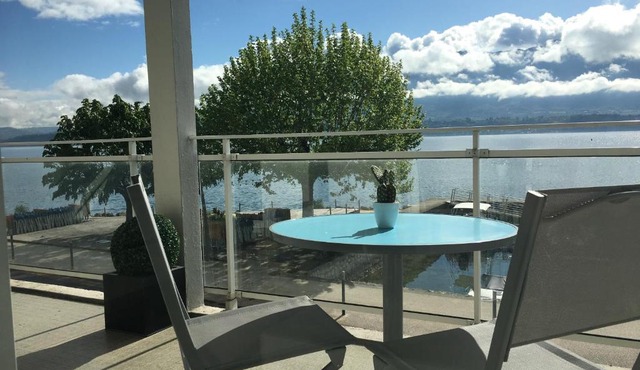 Pieds dans l'eau au lac du Bourget