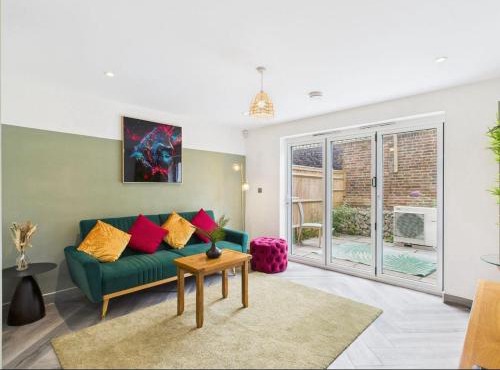 Pristine Home Near Station, Pantiles & Calverley
