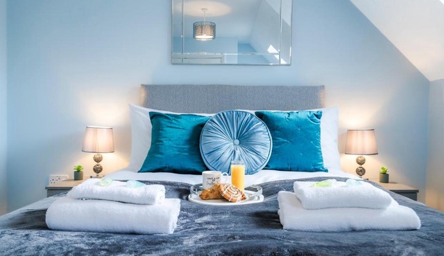 Progressive House 5 Bedrooms Inc Study with Sofabed, Garden, Smart TV in Every Bedroom FREE Parking