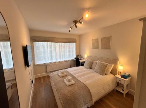 Room with private bathroom 5 min to Legoland & Windsor Castle - free parking and EV plug