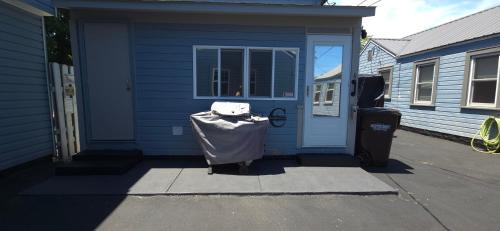 "Rustic Getaway A Charming & Cozy Cottage for Two or Four!"