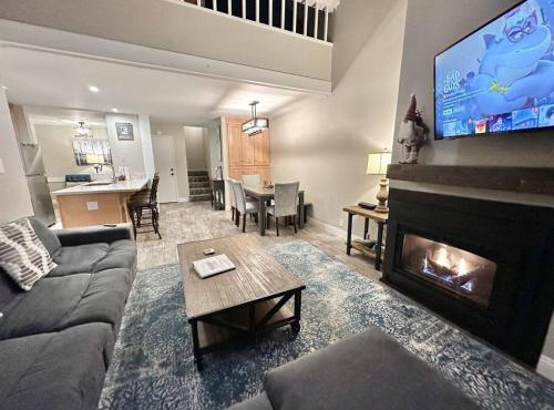 Rustic Modern Condo - Close to Village - Sleeps 10