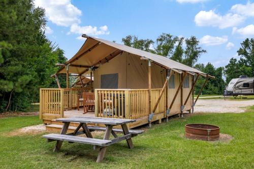 Scenic Glamping Home with Lakeside Marina Access Near Lake Livingston in Point Blank, Texas