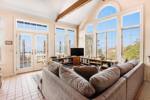 Secluded beachfront home with Pacific Ocean views fireplace game room grill