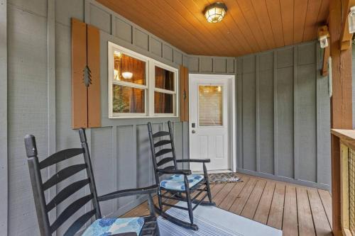 Snuggle Inn- Pet Friendly, Hot Tub, Private Hiking