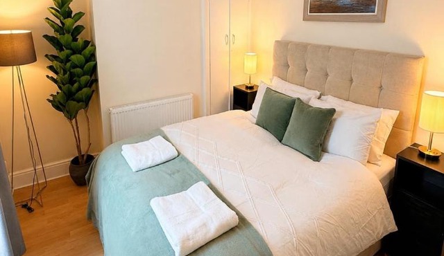 Spacious 3-Bed House Near Uni and Town Centre