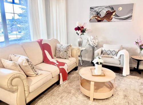Spacious & Comfy Upper Floor 3BR Suite in Detached House