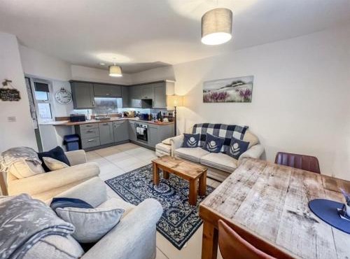 Spacious, luxury, terrace cottage with hot tub