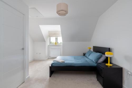 Spacious Milton Keynes Townhouse 2 Designated Parking Spaces Near Centre MK, MK Bowl, Universal Studios & Transport Links Ideal for Families & Contractors, Sleeps 6