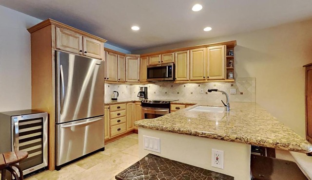Spacious One Bedroom Condo in Mammoth! Free Assigned Parking - Snowbird 107