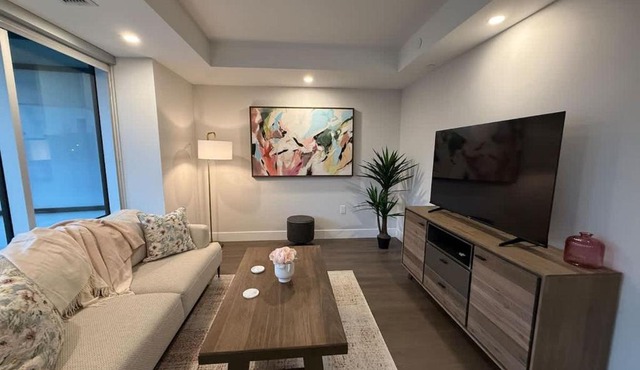 Spotless vibrant & modern 1 BR with 6 appliances