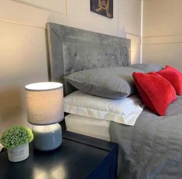 Springfield Apartment - Train to Glasgow or Edinburgh - Private Parking & Wifi