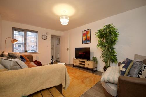 Stylish 3Bed Oasis with Driveway Parking & Free Amazon Prime