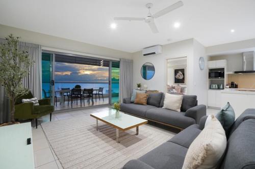 Sub-Penthouse Stunner Harbour Views & Pool