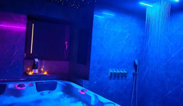 Suite romantique avec jaccuzzi - proche des lacs - La secrète room