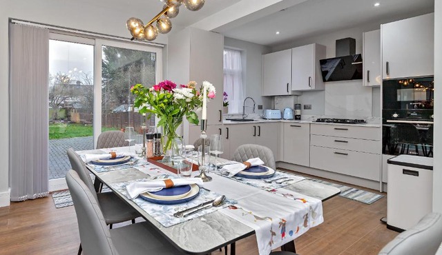 SUPERB CENTRAL HOUSE, MODERN DESIGN, FREE PARKING FOR 2 VEHICLES, PRIVATE GARDEN, Prime Central Location, Near M1 & Airport