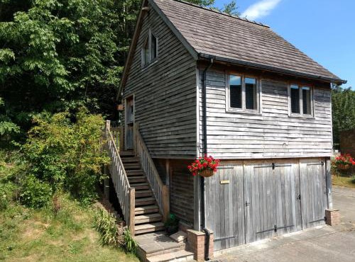 The Studio, Upper House Farm, Crickhowell with Double Garage and Free Parking
