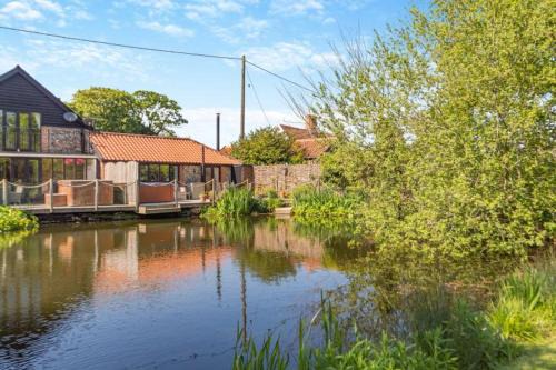 Tilly's, a two bedroom holiday retreat with hot tub and views of the pond