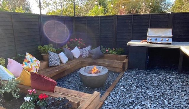 Tipsy Cottage with fire-pit and BBQ