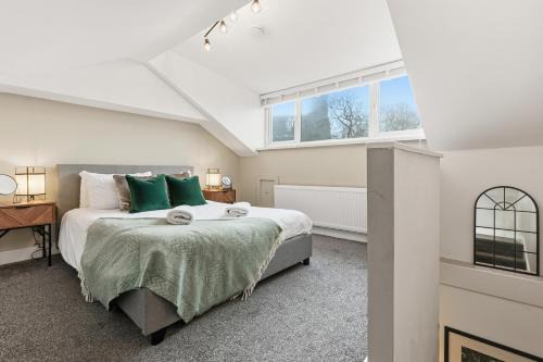Town Centre Stylish 3 Bed Home- Perfect for Families-Workers