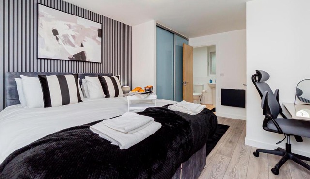 Upgraded 4 Beds Level Access Lifts 2 bath Parking
