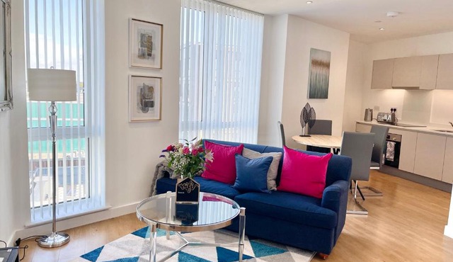 Urban Gateway Spacious Apartment with free parking
