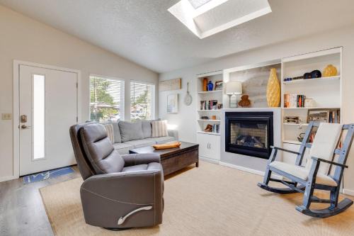Walk to Seaside Beach: Vacation Rental Cottage!