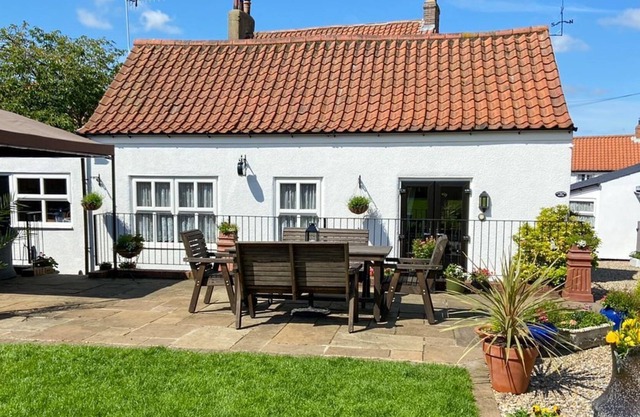 2 bedroom accommodation in Flixton, near Filey